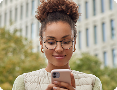 Pessoa utilizando o app JPI Capital Bank